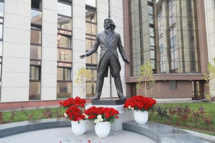 Красноярск. Памятник оперному певцу Дмитрию Хворостовскому в сквере на нижнем ярусе Сибирского государственного института искусств.