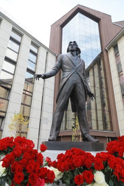 Красноярск. Памятник оперному певцу Дмитрию Хворостовскому в сквере на нижнем ярусе Сибирского государственного института искусств.