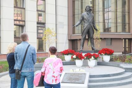 Красноярск. Памятник оперному певцу Дмитрию Хворостовскому в сквере на нижнем ярусе Сибирского государственного института искусств.