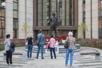 Красноярск. Памятник оперному певцу Дмитрию Хворостовскому в сквере на нижнем ярусе Сибирского государственного института искусств.