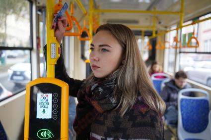 Самара. Девушка в автобусе.