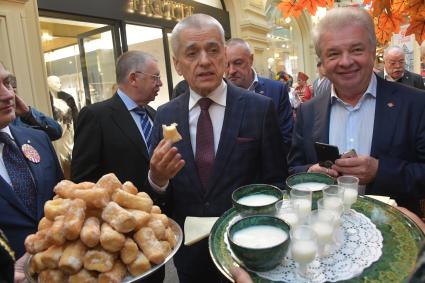 Москва. Первый заместитель председателя комитета Государственной Думы РФ по образованию и науке Геннадий Онищенко на выставке достижений сельского хозяйства в ГУМе.