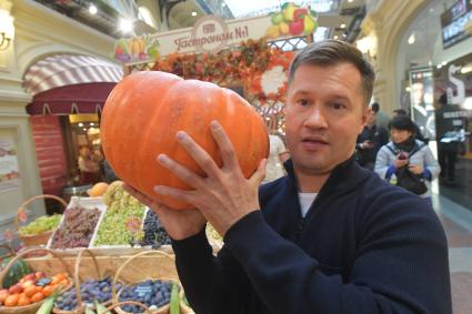 Москва.  Гимнаст,олимпийский чемпион Алексей Немов на  ежегодной выставке достижений сельского хозяйства в ГУМе.