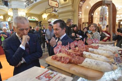 Москва.  Первый заместитель председателя комитета Государственной Думы РФ по образованию и науке Геннадий Онищенко ( слева) на выставке достижений сельского хозяйства в ГУМе.