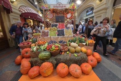 Москва.  Посетители  на ежегодной  выставке достижений сельского хозяйства в ГУМе.