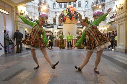 Москва.  Выступление артистов на ежегодной выставке достижений сельского хозяйства в ГУМе.