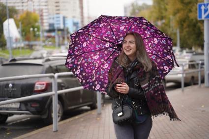 Самара.  Девушка с зонтом под дождем.