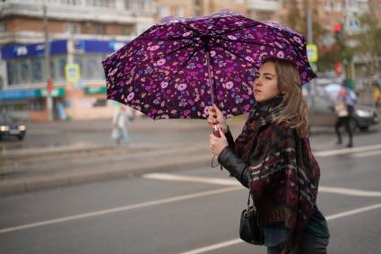 Самара.  Девушка с зонтом под дождем.