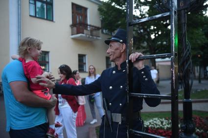 Беларусь, Брест. Фонарщик с лестницей на улице города.