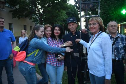 Беларусь, Брест. Девушки держатся за пуговицу на мундире фонарщика.