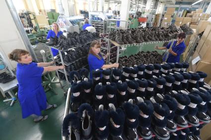 Москва. Сотрудница в цехе готовой продукции обувной фабрики `Парижская коммуна`.