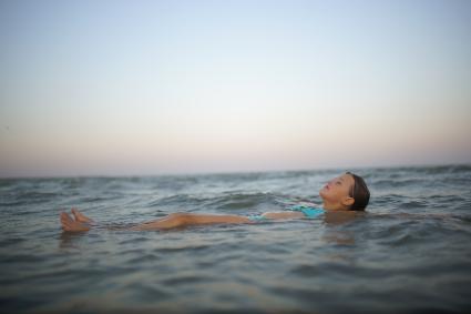 Екатеринбург. Девочка плавает в море