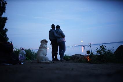 Екатеринбург. Мужчина с женщиной на берегу озера во время похода