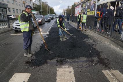 Екатеринбург. Дорожные рабочие ремонтируют дорогу убирая колею