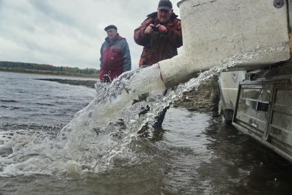 Свердловская область. Зарыбление Нижне-Мариинского водохранилища. Сотрудники Рефтинского рыбного хозяйства вымускают 10000 мальков толстолобика для восстановления их популяции экологической ситуации