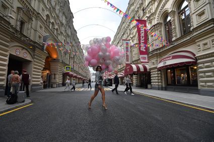 Москва. Девушка  с воздушными шарами  в Ветошном переулке.