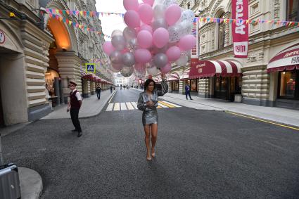 Москва. Девушка с воздушными шарами в Ветошном переулке.