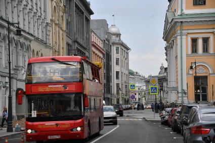 Москва. Туристический автобус на улице Ильинка.