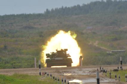 Московская область.  Танк Т-72Б3   на соревнованиях `Танковый биатлон` в рамках Армейских международных игр-2019 на полигоне Алабино.