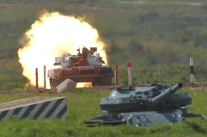 Московская область.  Танк Т-72Б3   на соревнованиях `Танковый биатлон` в рамках Армейских международных игр-2019 на полигоне Алабино.