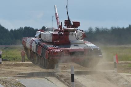 Московская область.   Экипаж танка Т-72Б3 из Белоруссии на соревнованиях `Танковый биатлон` в рамках Армейских международных игр-2019 на полигоне Алабино.