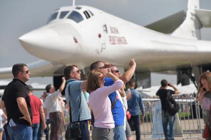 Московская область. Посетители на Международном авиационно-космическом салоне МАКС-2019.