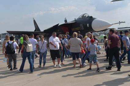 Московская область. Посетители на Международном авиационно-космическом салоне МАКС-2019.