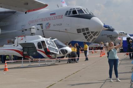 Московская область. Посетители на Международном авиационно-космическом салоне МАКС-2019.