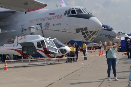 Московская область.  Посетители на Международном авиационно-космическом салоне МАКС-2019.