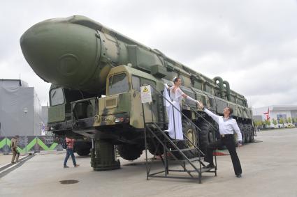 Московская область.   Танцоры у пусковой установки `Тополь`  во время открытия `Армейских международных игр-`2019` на территории выставочного центра `Патриот`.