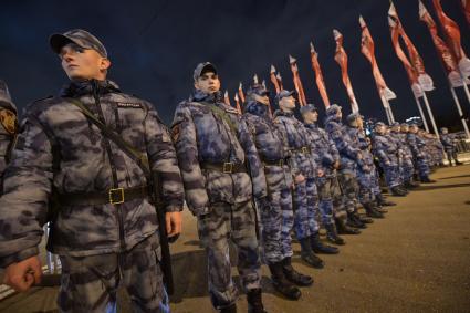 Москва.   Сотрудники Росгвардии во время  мультимедийного светового шоу на московском международном фестивале `Круг света 2019` на Гребном канале.