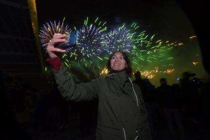 Москва.   Посетители мультимедийного светового шоу на московском международном фестивале `Круг света 2019` на Гребном канале.