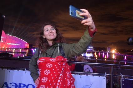 Москва. Посетители мультимедийного светового шоу на московском международном фестивале `Круг света 2019` на Гребном канале.