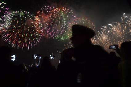 Москва.   Посетители мультимедийного светового шоу на московском международном фестивале `Круг света 2019` на Гребном канале.