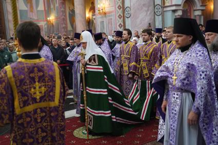 Самара. Патриарх Московский и Всея Руси Кирилл  во время литургии и освящения Софийского собора.