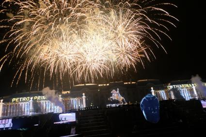 Санкт-Петербург. Во время мультимедийного спектакля `Театральный роман`, спроецированного на Большой каскад государственного-музея заповедника `Петергоф`, в рамках осеннего праздника фонтанов, посвященного Екатерине II.