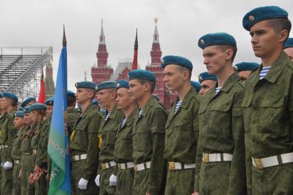 Москва. Курсанты Рязанского высшего воздушно-десантного командного училища имени генерала В.Ф. Маргелова на Красной площади во время празднования Дня ВДВ.