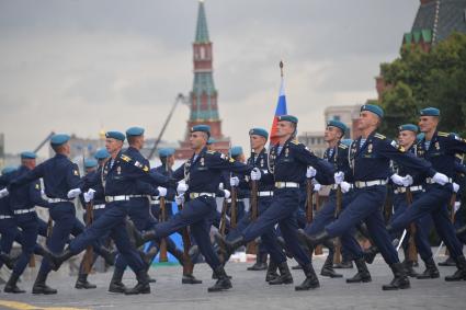 Москва. Курсанты Рязанского высшего воздушно-десантного командного училища имени генерала В.Ф. Маргелова на Красной площади во время показательных выступлений  во время празднования Дня ВДВ.