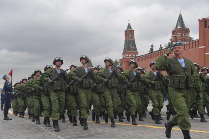 Москва. Курсанты Рязанского высшего воздушно-десантного командного училища имени генерала В.Ф. Маргелова на Красной площади во время празднования Дня ВДВ.