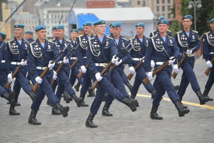 Москва. Курсанты Рязанского высшего воздушно-десантного командного училища имени генерала В.Ф. Маргелова на Красной площади во время празднования Дня ВДВ.