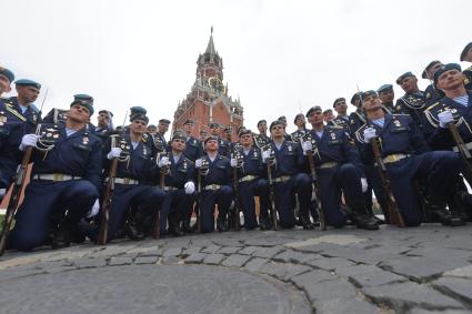 Москва. Курсанты Рязанского высшего воздушно-десантного командного училища имени генерала В.Ф. Маргелова на Красной площади во время празднования Дня ВДВ.