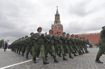 Москва. Курсанты Рязанского высшего воздушно-десантного командного училища имени генерала В.Ф. Маргелова на Красной площади во время празднования Дня ВДВ.