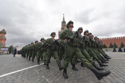 Москва. Курсанты Рязанского высшего воздушно-десантного командного училища имени генерала В.Ф. Маргелова на Красной площади во время празднования Дня ВДВ.