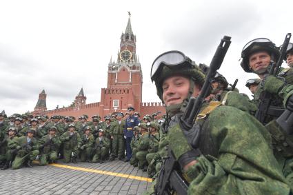 Москва. Курсанты Рязанского высшего воздушно-десантного командного училища имени генерала В.Ф. Маргелова на Красной площади во время празднования Дня ВДВ.