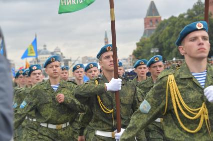 Москва. Курсанты Рязанского высшего воздушно-десантного командного училища имени генерала В.Ф. Маргелова на Красной площади во время празднования Дня ВДВ.