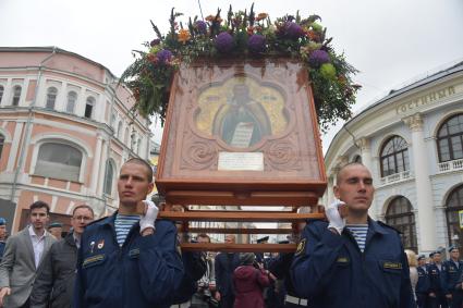 Москва. Крестный ход в честь празднования Дня Воздушно-десантных войск.