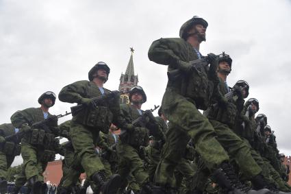 Москва. Курсанты Рязанского высшего воздушно-десантного командного училища имени генерала В.Ф. Маргелова на Красной площади во время празднования Дня ВДВ.