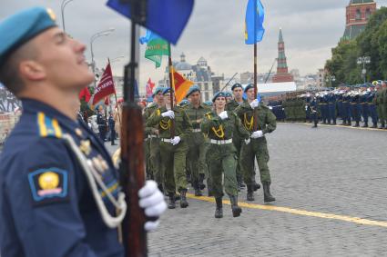 Москва. Курсанты Рязанского высшего воздушно-десантного командного училища имени генерала В.Ф. Маргелова на Красной площади во время празднования Дня ВДВ.