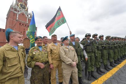 Москва. Курсанты Рязанского высшего воздушно-десантного командного училища имени генерала В.Ф. Маргелова на Красной площади во время празднования Дня ВДВ.