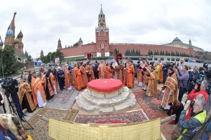 Москва. Торжественный молебен памяти святого пророка Илии на Лобном месте в честь празднования Дня Воздушно-десантных войск на Красной площади.